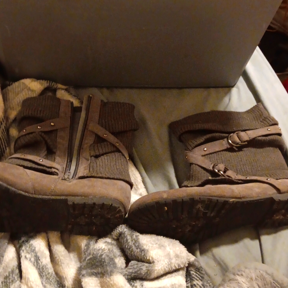 I'm selling my Grey flat ankle boots